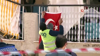 Apartmanlarının yıkımın çaresizce gözyaşları içerisinde izlediler, tek tesellileri Türk bayrağı oldu