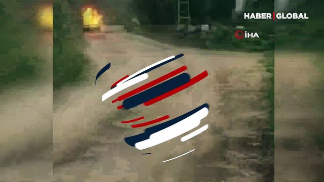 Sürücüsünün kendini dışarı atarak kurtardığı araç, alev alev yandı