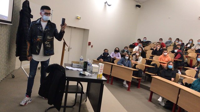 Le YouTubeur Hazerka au lycée Sainte-Ursule à Caen