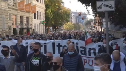 Los taxistas italianos denuncian su situación insostenible por la pandemia