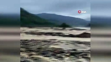 5 asker şehit olmuştu... Köprü inşaatında sel iş makinelerini aldı götürdü