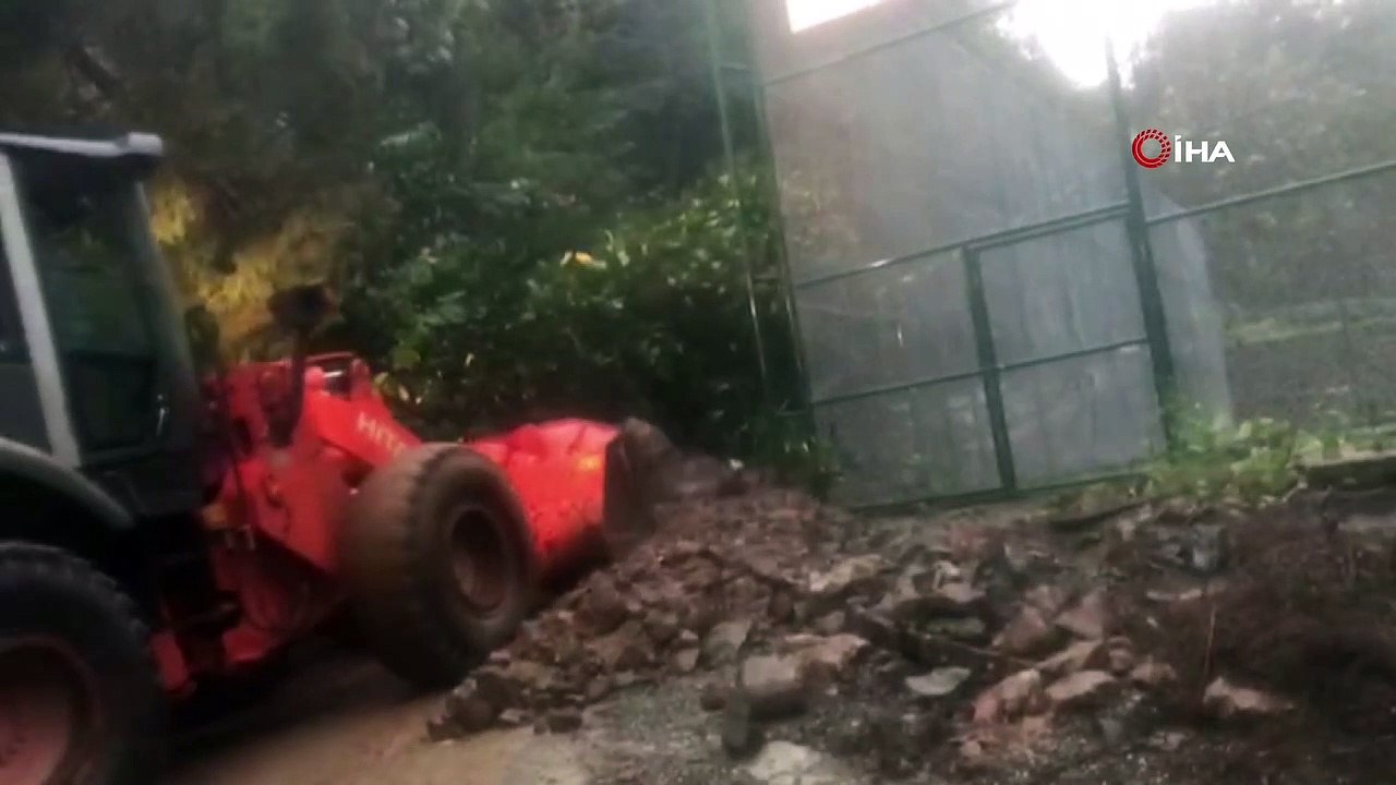 Rize'de şiddetli yağış nedeniyle köy yolu ulaşıma kapandı