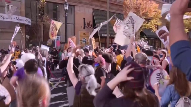 Pennsylvanie: les partisans de Joe Biden fêtent son avance face à Donald Trump