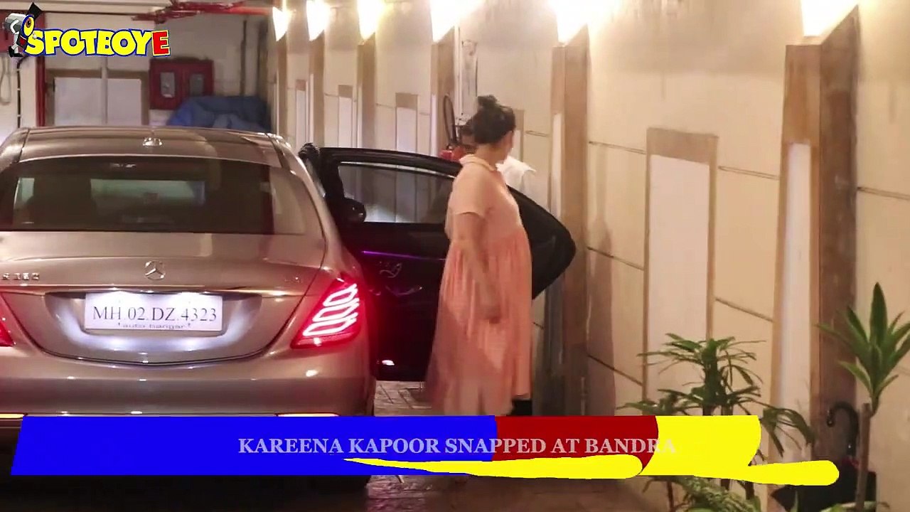 Kareena Kapoor Khan Snapped Outside her House in Bandra | SpotboyE