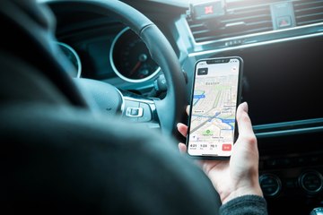 Que dit la loi par Me Marchac : utiliser son téléphone au volant, quelles sont les sanctions ?