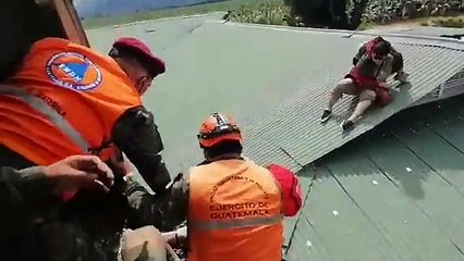 Dramático rescate de una familia desde un helicóptero en Izabal.