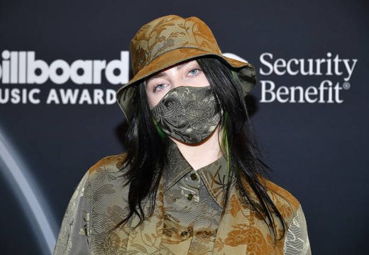 Billie Eilish le pide a sus fans usar mascarillas en los Billboard Music Awards