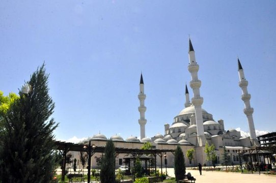 Türk hayırseverin Kırgızistan'a getirdiği Kabe örtüsünün bir bölümü, Bişkek Merkez Camisine hediye edildi