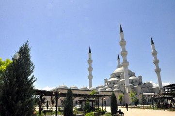 Türk hayırseverin Kırgızistan'a getirdiği Kabe örtüsünün bir bölümü, Bişkek Merkez Camisine hediye edildi
