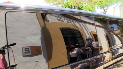 Rocío Carrasco entra en el cementerio de Chipiona escoltada