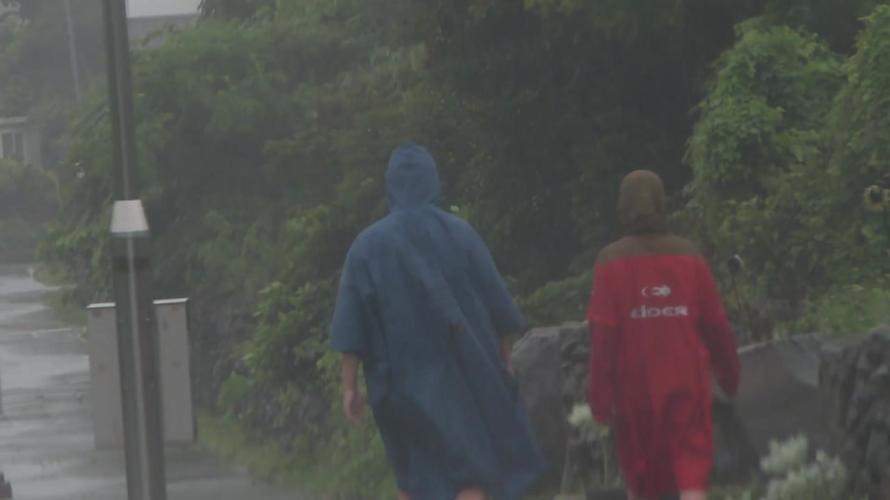 [날씨] 오늘 밤∼내일 전국 비...돌풍·벼락 동반 강한 비 / YTN