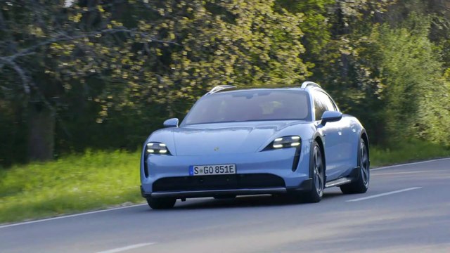 The new Porsche Taycan 4S Cross Turismo in Frozen Blue Driving Video