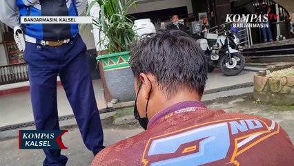 Dua Oknum Pengatur Lalu Lintas Liar Dihukum Berguling di Atas Aspal