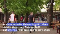 Bundesweite Sieben-Tage-Inzidenz sinkt unter 50