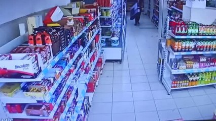 MARKETTEN ÇALDIĞI TELEVİZYONU SOKAK ORTASINDA BIRAKTI