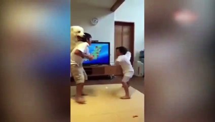 Köpek kavga eden kardeşleri ayırdı