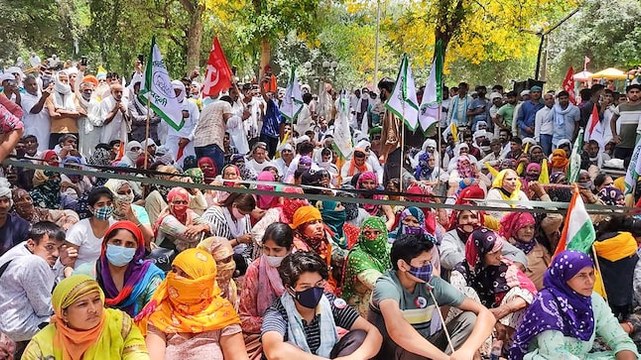 Hundreds of farmers reach Singhu border, locals worry about Covid spread