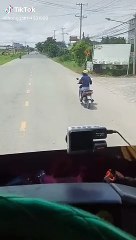 Chạy xe tải gặp vợ, chồng âm thầm đi chậm để bảo vệ