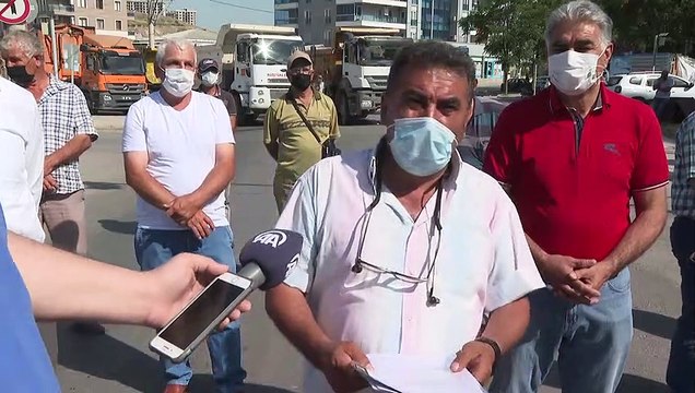 İZMİR - Atık depolama tesisinin kapanmasını isteyen bir grup, yol kapatma eylemi yaptı