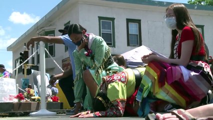 Un an après la mort de George Floyd, rassemblement au mémorial à Minneapolis