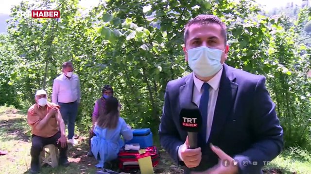 Sağlık çalışanları aşılama için bahçe ve tarlalarda mesaide