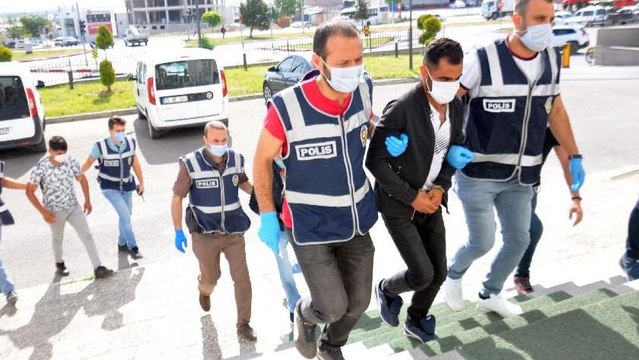 Sahte polise parolayla para kaptırdı, gerçek polisi sahte sandı