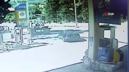 Yolun karşısına geçmek isteyen adama otomobil böyle çarptı: 1 yaralı