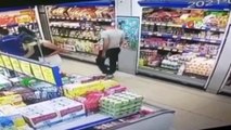 Alışveriş yapan kadının gizli fotoğraflarını çeken tacizci kamerada