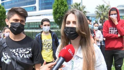 ÖĞRENCİLERDEN ÖZEL ÜNİVERSİTE ÖNÜNDE ZAM PROTESTOSU