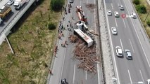 Sancaktepe TEM Otoyolu'nda TIR kazası: TEM trafiğe kapandı