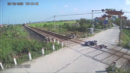 Người đàn ông thoát nạn trong gang tấc khi ngã giữa đường ray