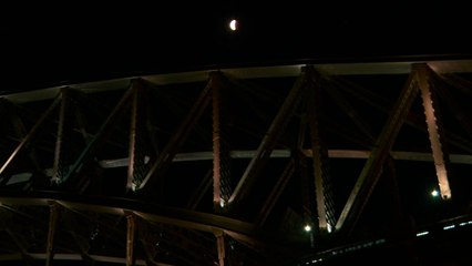 "قمر الدم العملاق" يظهر في سماء سيدني