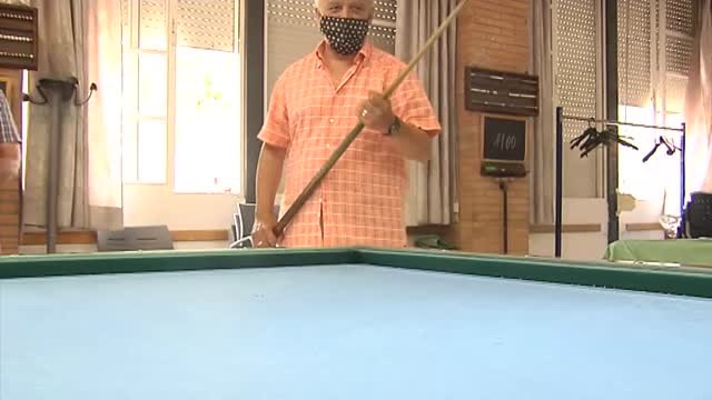 Por fin nos podemos echar la partida con los amigos . Así es la reapertura de los centros de día de mayores