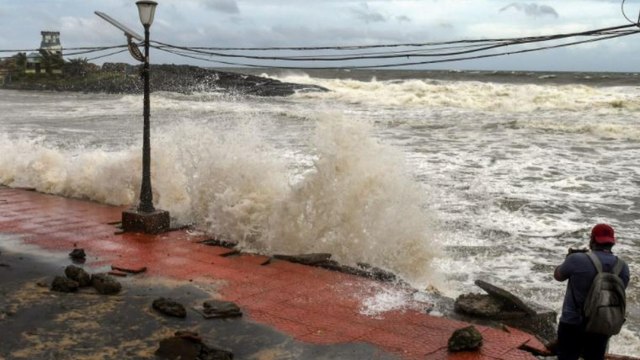 YAAS Cyclone: Despite warning people gathering at sea shores