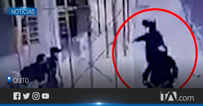 Dos delincuentes en motocicleta amedrentaron con un arma a 4 jóvenes