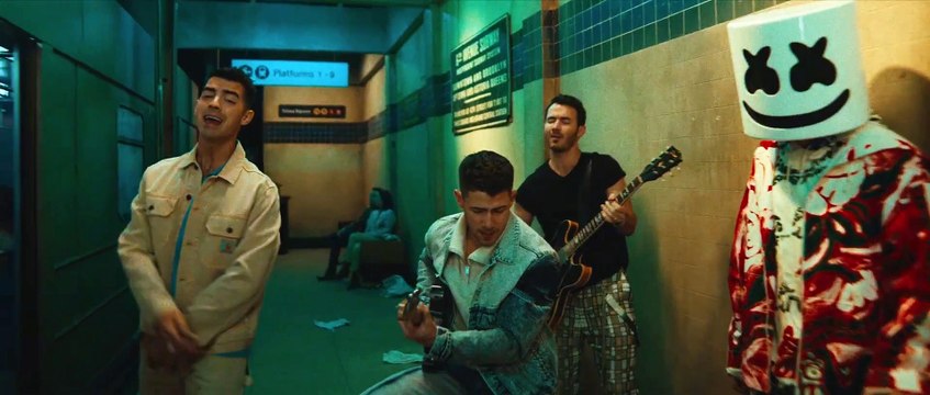 Marshmello et les Jonas Brothers : le clip Leave Before You Love Me