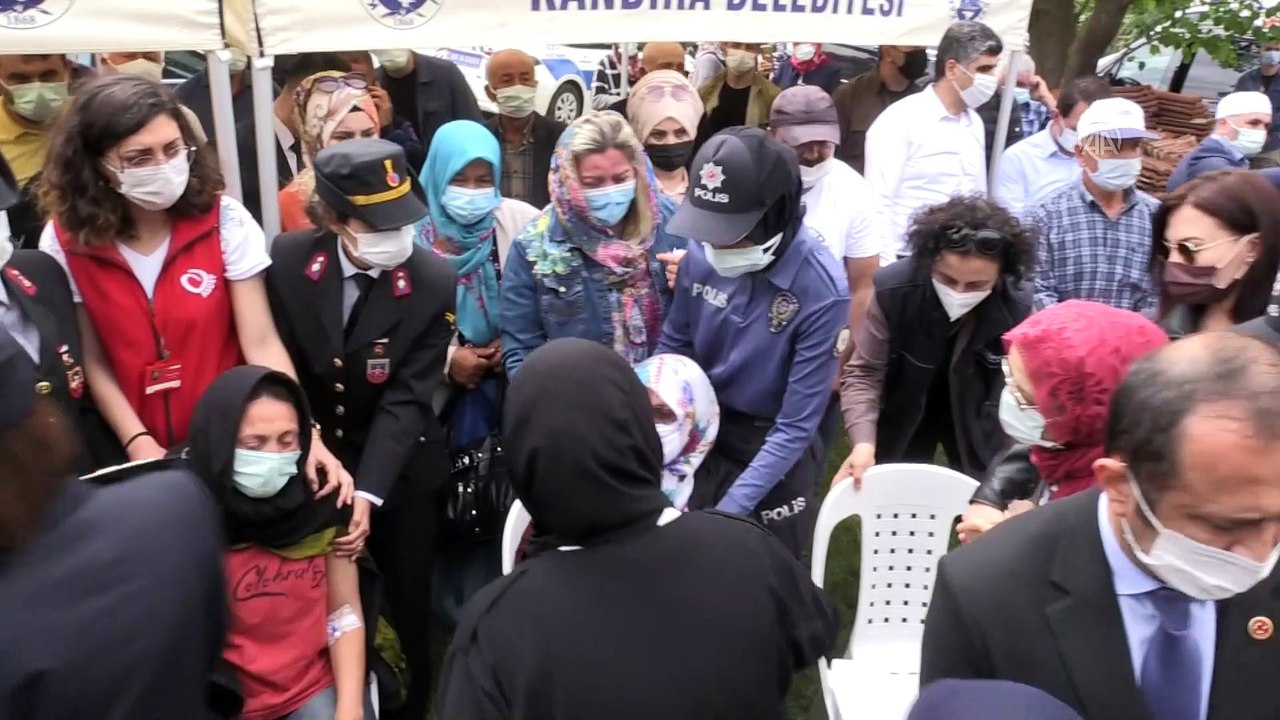 KOCAELİ - Yalova'da otomobilin çarpması sonucu şehit olan polis memuru son yolculuğuna uğurlandı