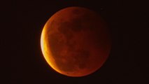 L'éclipse d'une Super Lune au-dessus du Pacifique