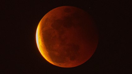 L'éclipse d'une Super Lune au-dessus du Pacifique