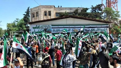 Esad, kimyasal saldırı düzenlediği ifade edilen Duma'da oy kullandıİdlib'te seçime karşı protesto devam ediyor