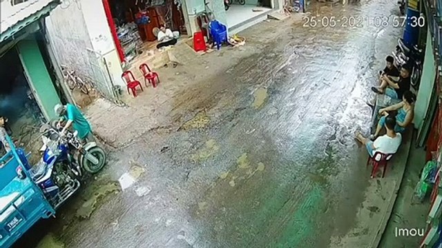 Người đàn ông hàn điện gần bình xăng khiến lửa bùng dữ dội