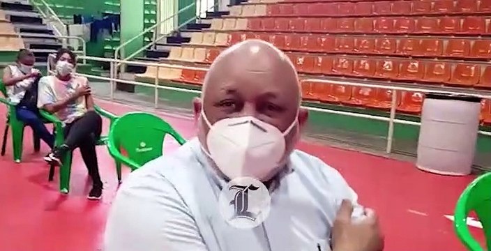 Ministro de educación Roberto Fulcar acude a vacunarse