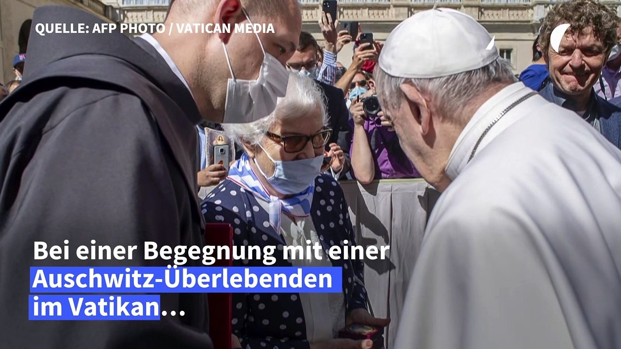 Papst küsst Tätowierung einer Auschwitz-Überlebenden