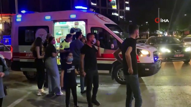 Kaza sonrası cadde karıştı, ortalık savaş alanına döndü: Tampon parçası ile saldırdı