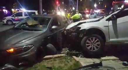 'KIRMIZI IŞIK' İHLALİNDE 2 OTOMOBİL ÇARPIŞTI 3 YARALI