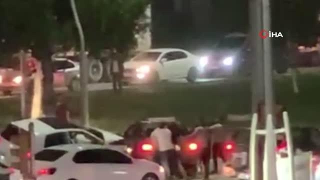 Son dakika haberleri... Kaza sonrası cadde karıştı, ortalık savaş alanına döndü: Tampon parçası ile saldırdı