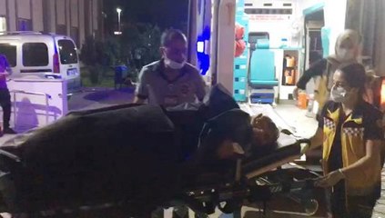 HAFİF TİCARİ ARAÇ ŞARAMPOLE DEVRİLDİ 3 YARALI