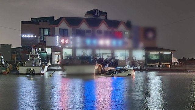 제주 함덕 앞바다에 렌터카 추락...관광객 4명 자력 탈출 / YTN