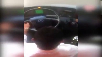 Otobüs sürerken nargile içen şoför