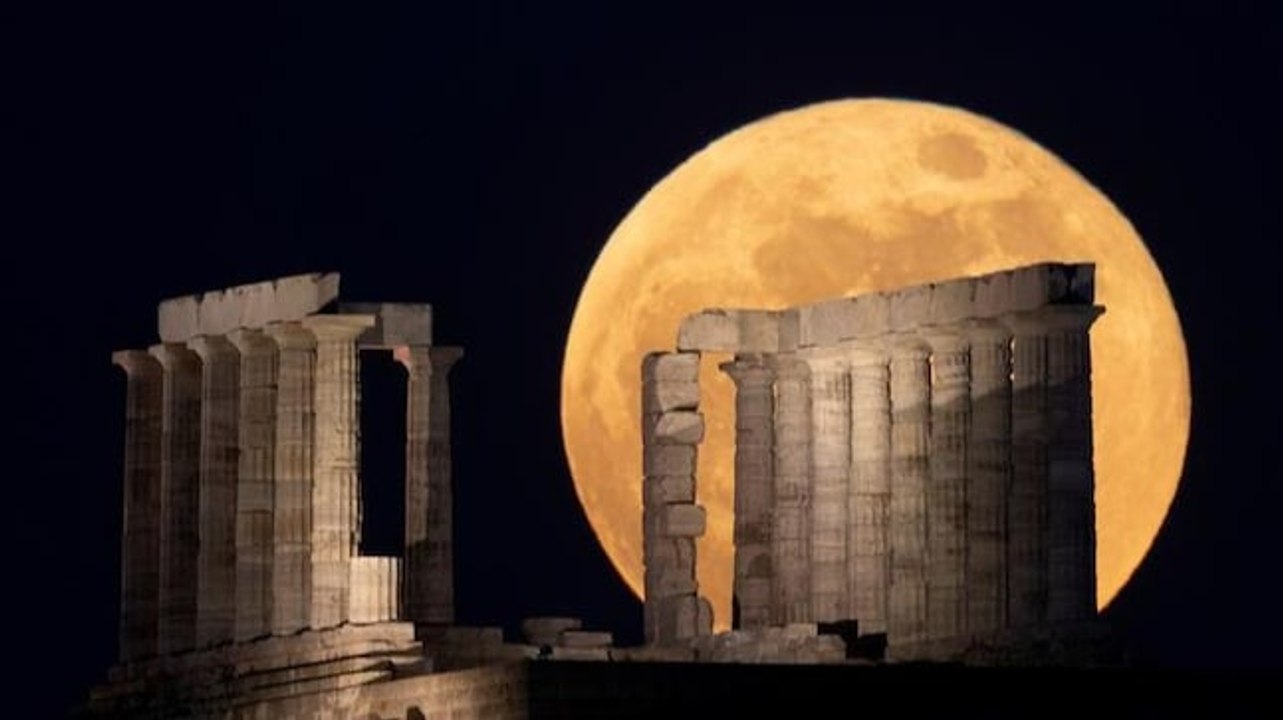 Rare Super Blood Moon appears in the sky